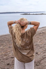 Load image into Gallery viewer, T-Shirt Raised By The Sun 2025

