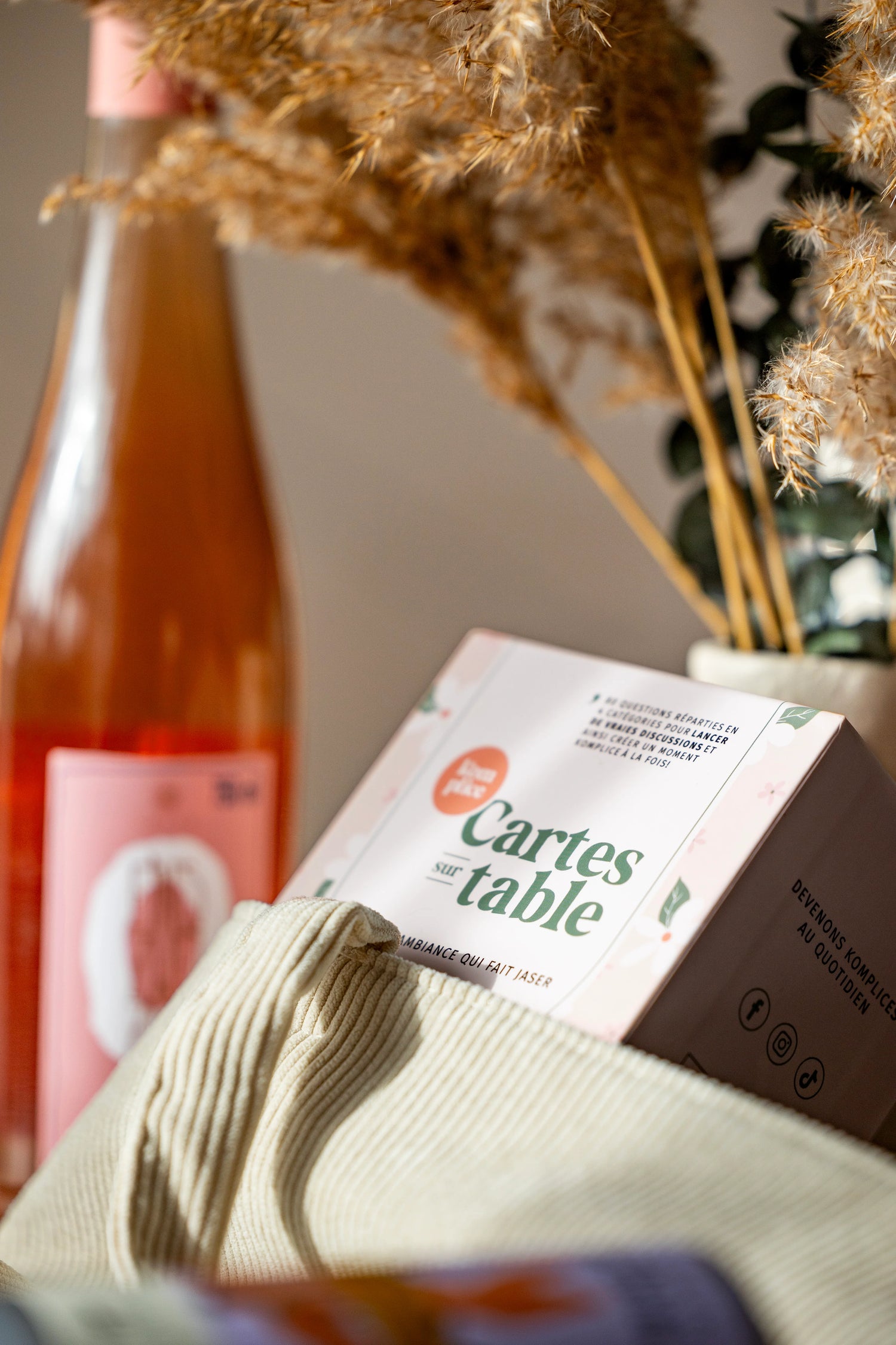 The game - Cards on the table - Komplice