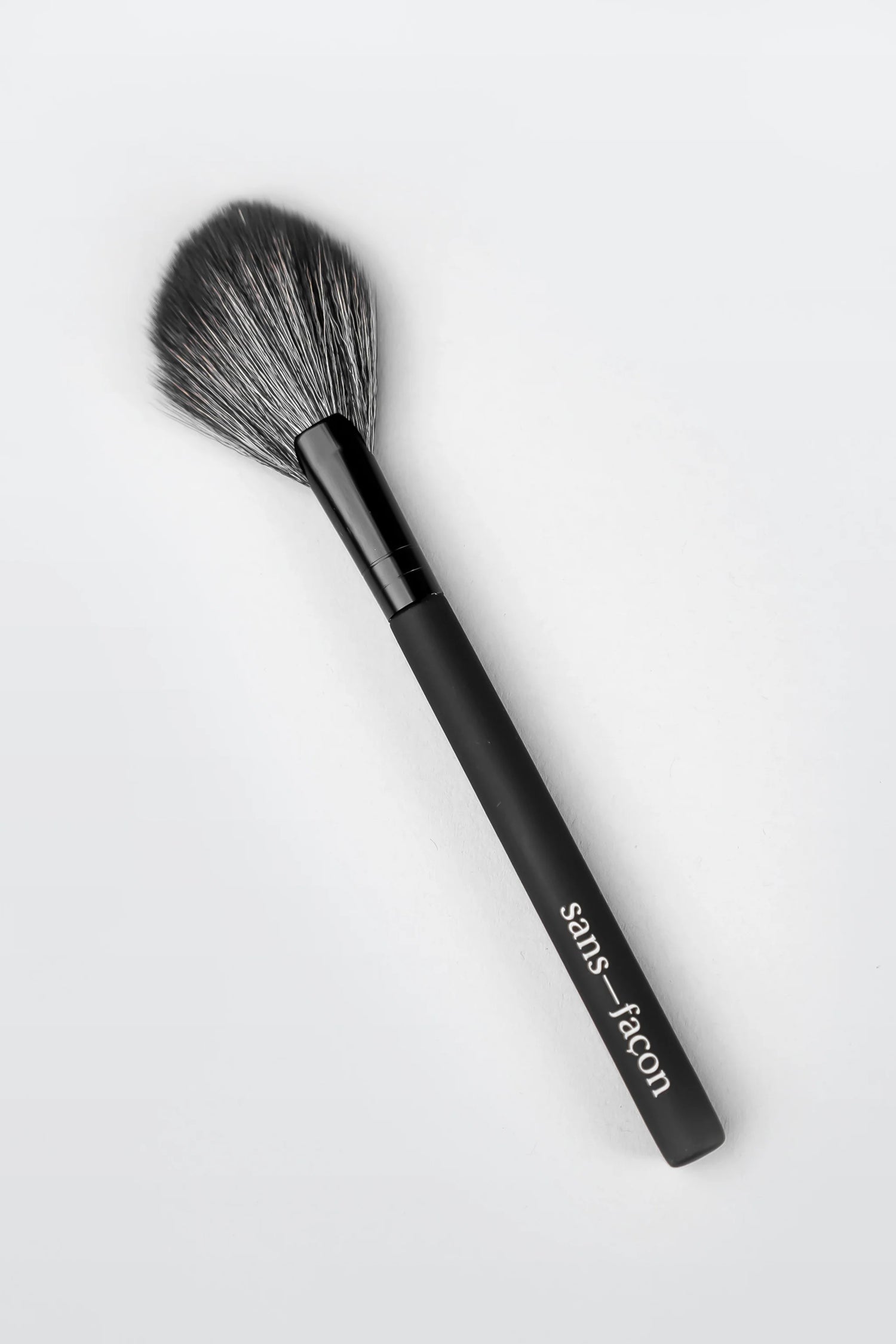 Le pinceau pour illuminateur | Sans-Façon Cosmétiques