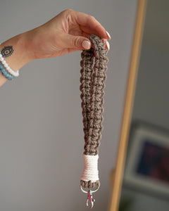 Porte-clefs macramé fabriqué à la main au Québec, en coton naturel.