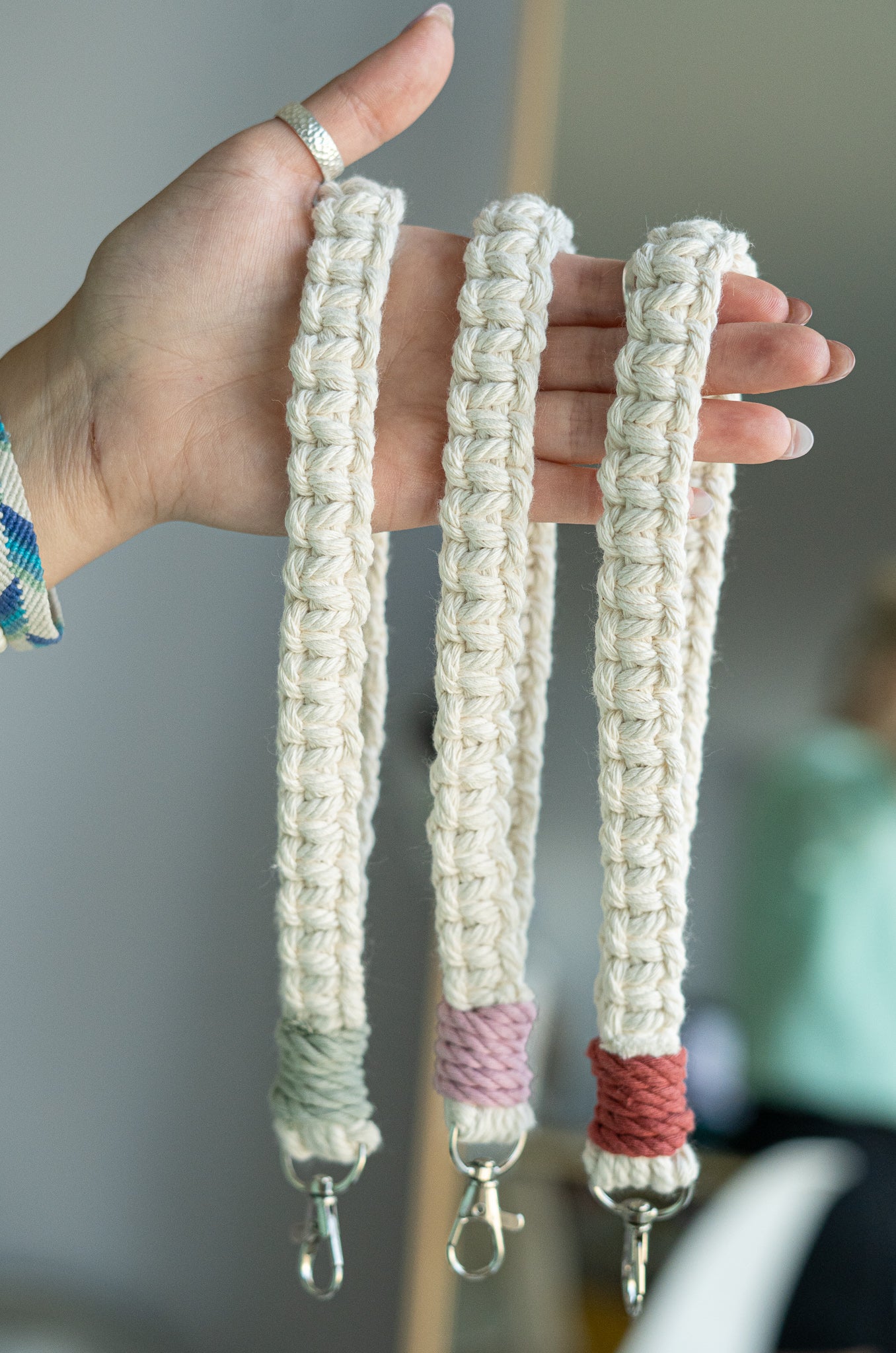 Porte-clefs macramé fabriqué à la main au Québec, en coton naturel..